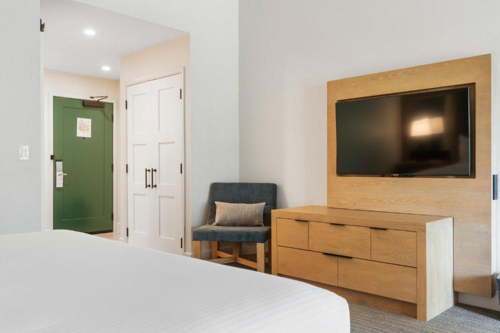 Deluxe King Room interior